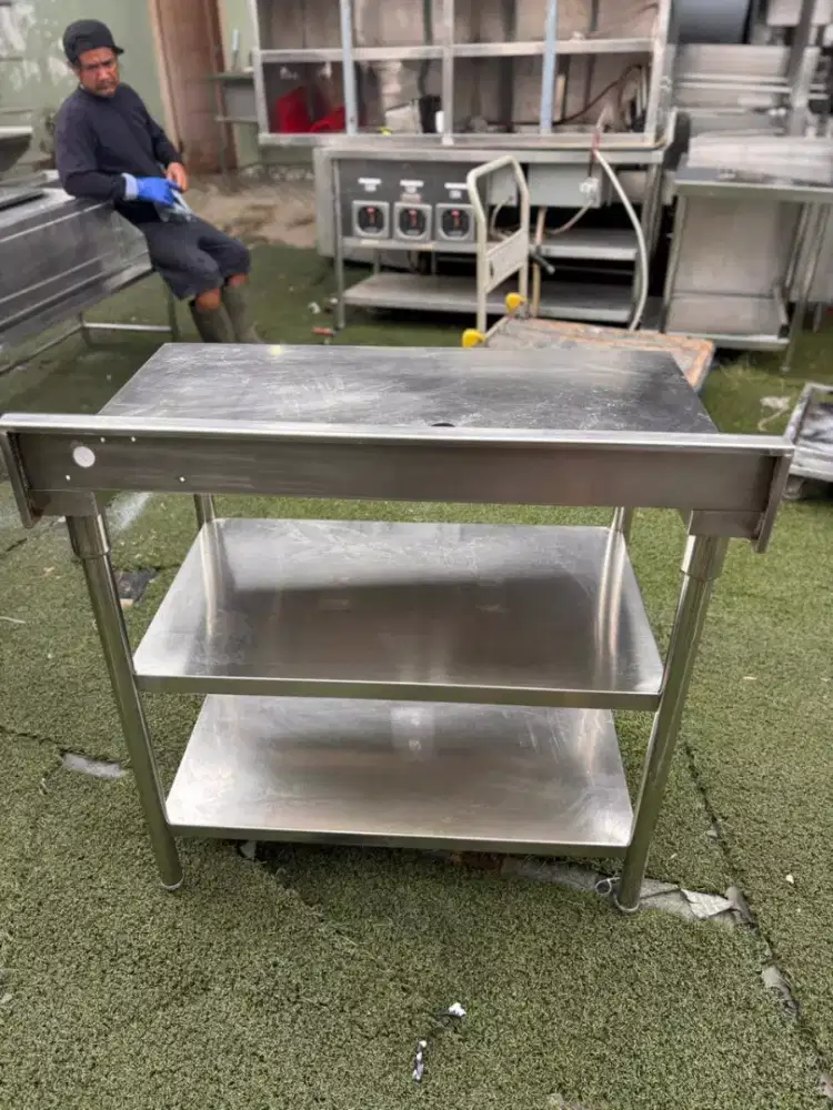 MEJA PREPARE 3 SUSUN

Ukuran 90x60x85
Ada bolongan bekas kabel