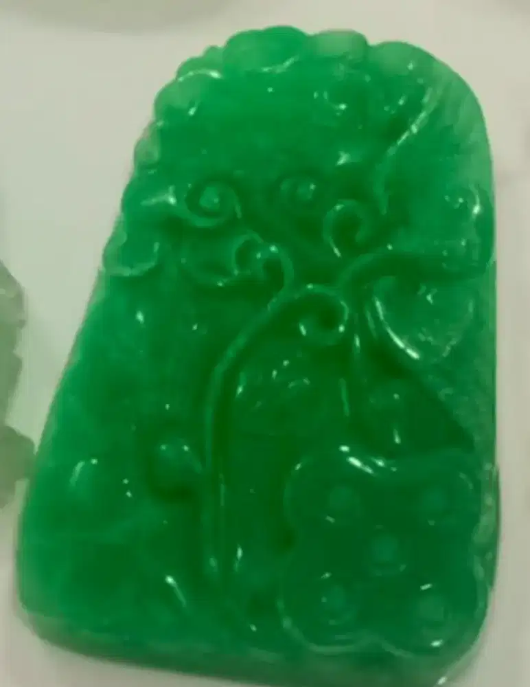 Giok bergambar istimewa