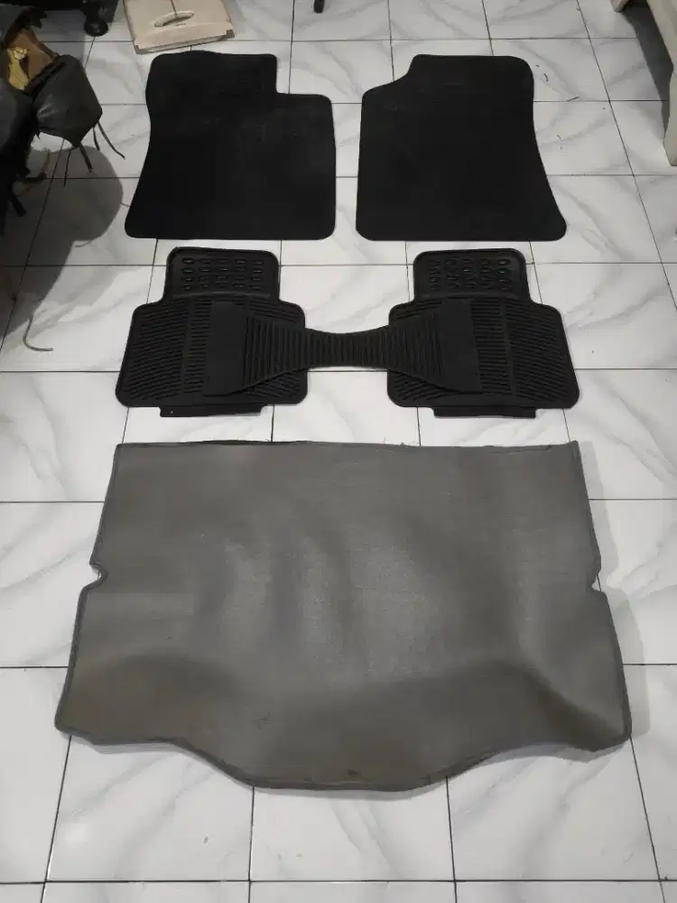 Karpet karet tebal mobil ayla/agya (kondisi bagus)