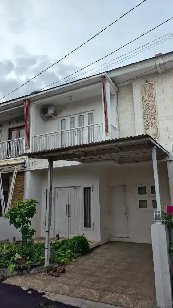 Disewakan rumah 2 lantai dekat stasiun LRT jatiwaringin