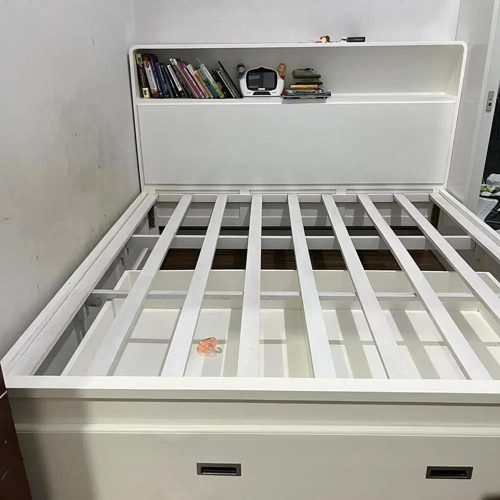 Dipan kayu warna putih ukuran 180x200 ada lacinya besar untuk nyimpan