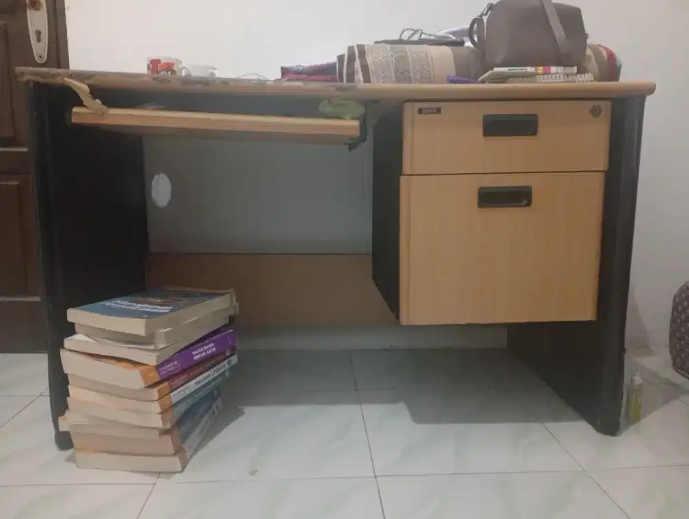 Meja kantor second