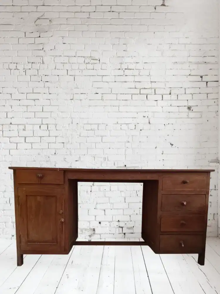 Meja kantor jati tua