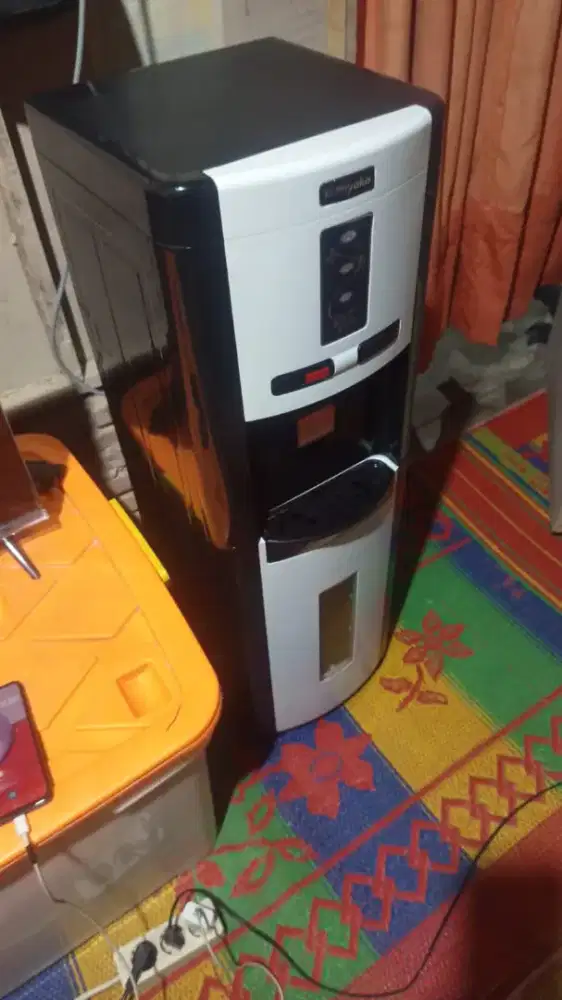 Dispenser galon bawah