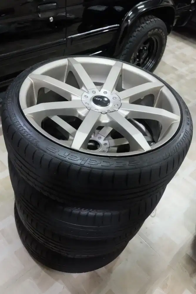 Velg ex Toyota Harrier R22 / ring 22 inch berikut ban kondisi seger