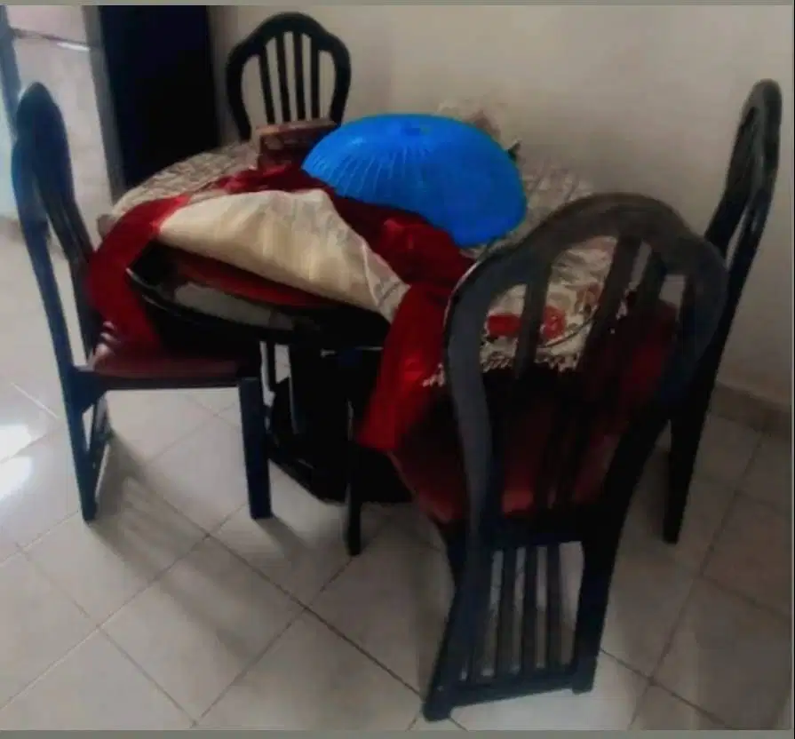 Meja Makan Bundar + 4 kursi Jual Murah Preloved (NEGO)