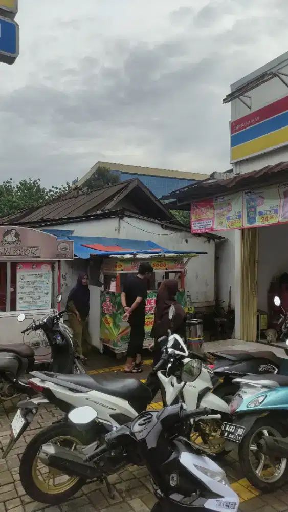 Lapak es jeruk peras beserta