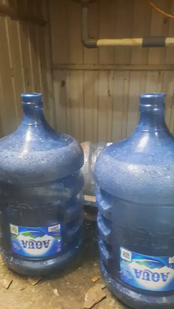Galon AQUA dijual warung tutup