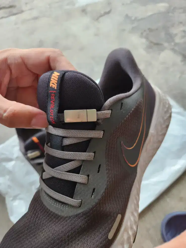 Sepatu Sneakers Nike Original 100% Ukuran 43