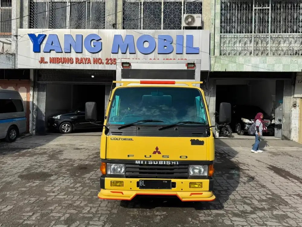 Mitsubishi Colt Diesel FE304 Truck Box 2005 Cantik