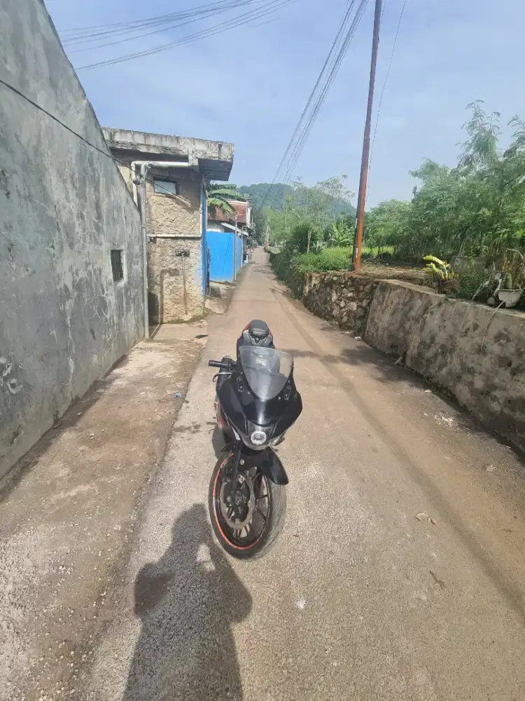 Suzuki gsx hitam 2017