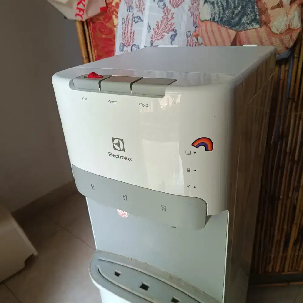 dispenser air panas dingin merk Electrolux