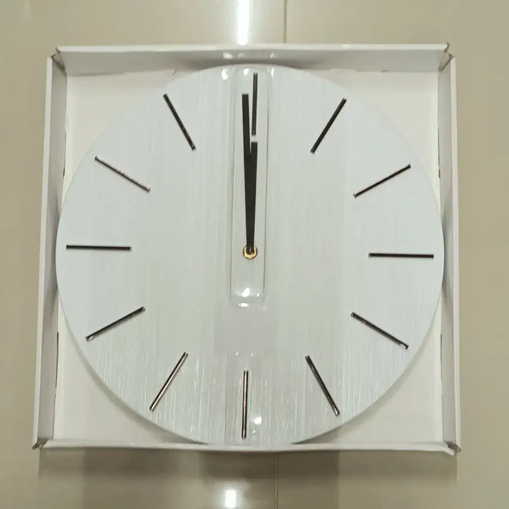 Jam dinding model bulat angka garis