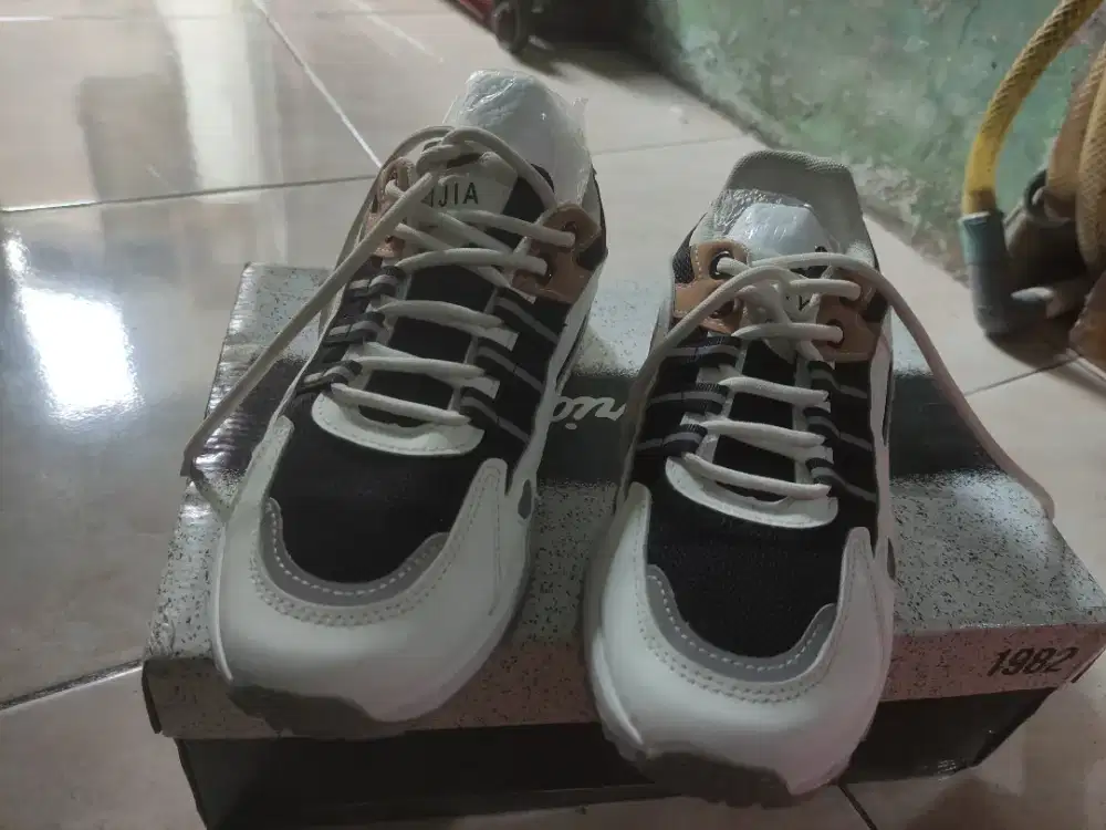 Sepatu Wanita Warna Putih Hitam Cokelat