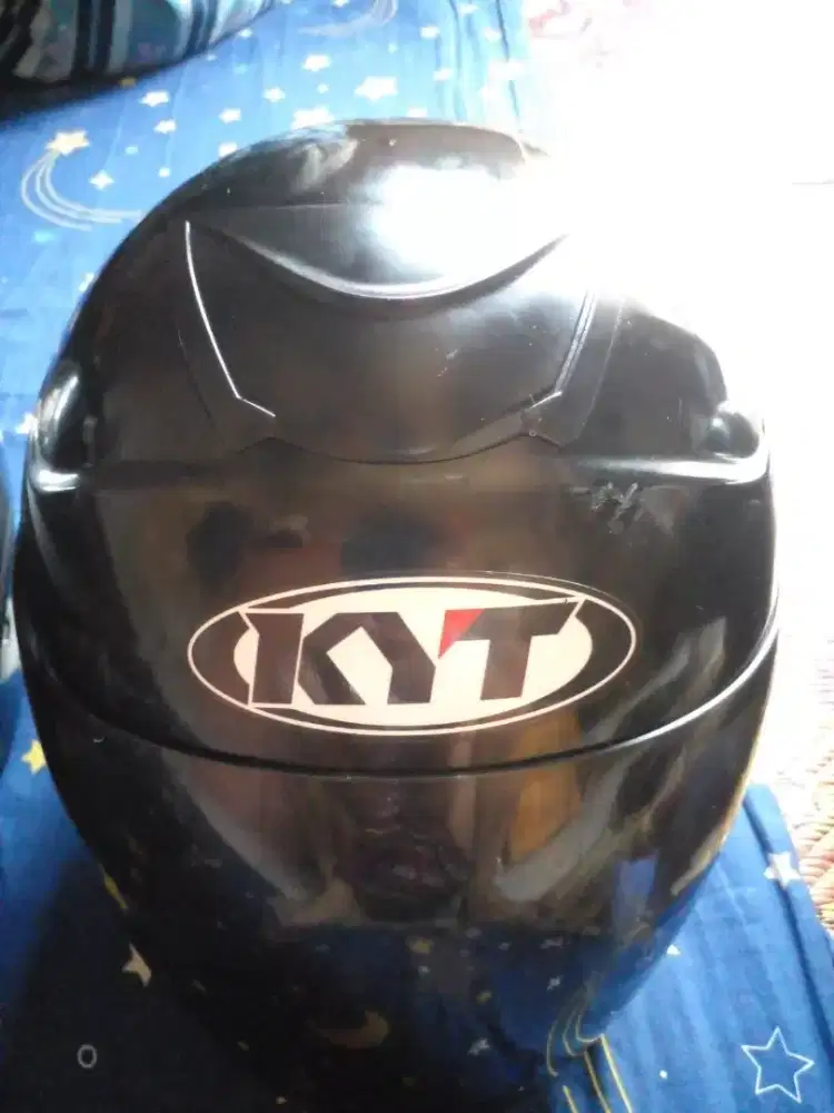 Helm KYT hitam manis