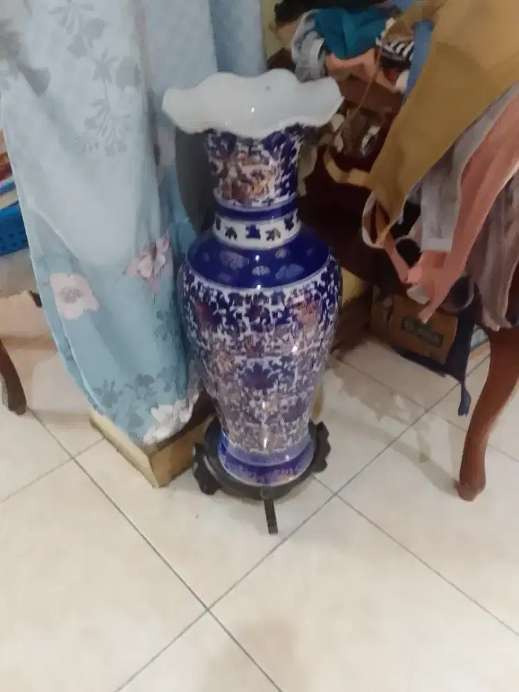 Guci keramik biru emas