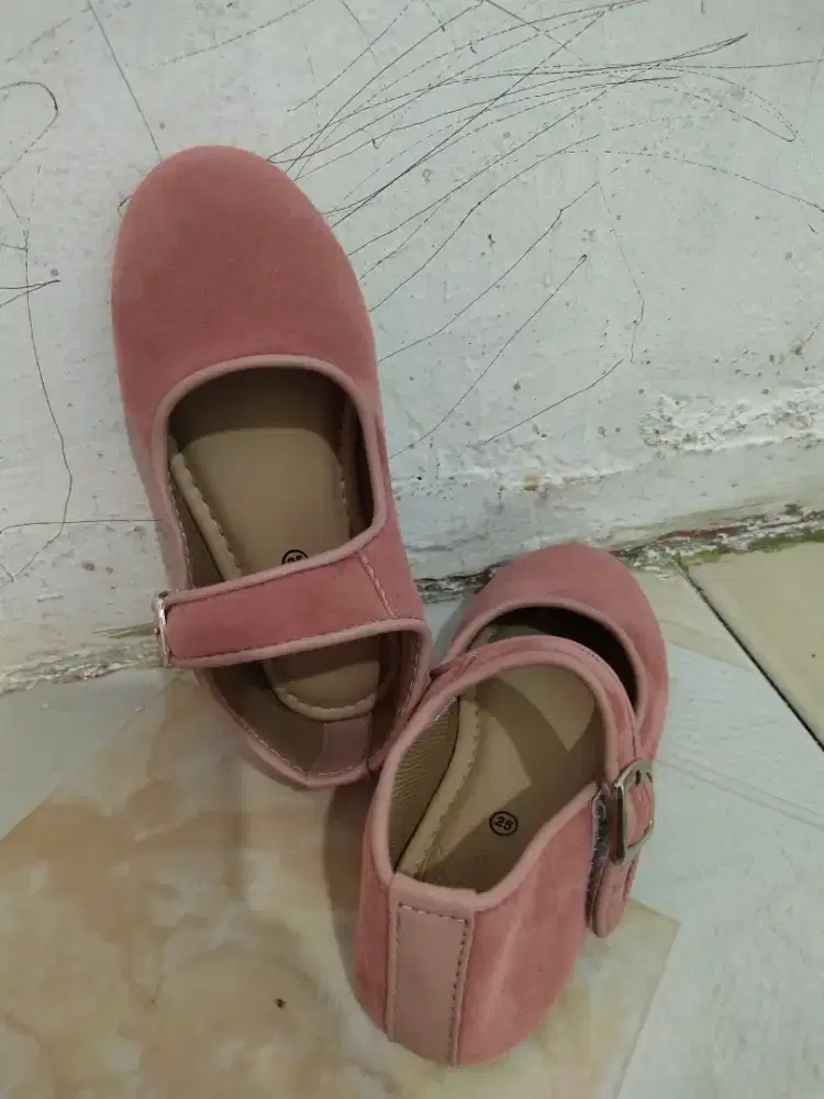 Sepatu pink anak