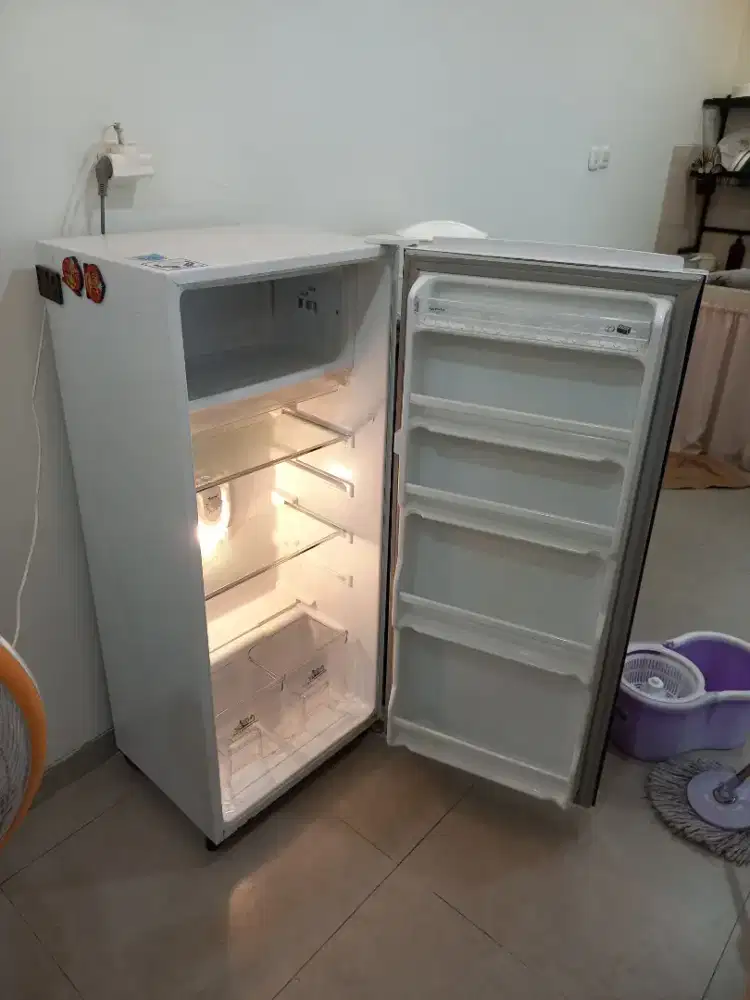 Kulkas Maspion URG 180