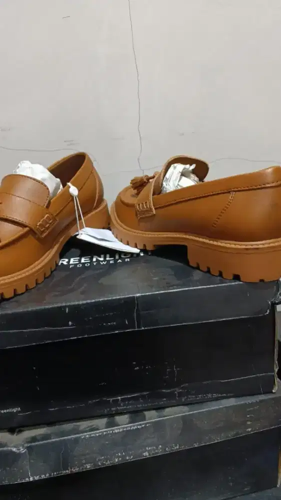 Jual sepatu dalam keadaan baru greenrght