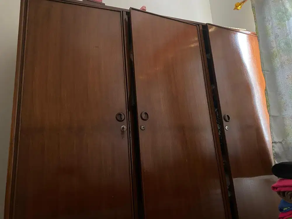 Dijual lemari jati 3 pintu harga 900 nego