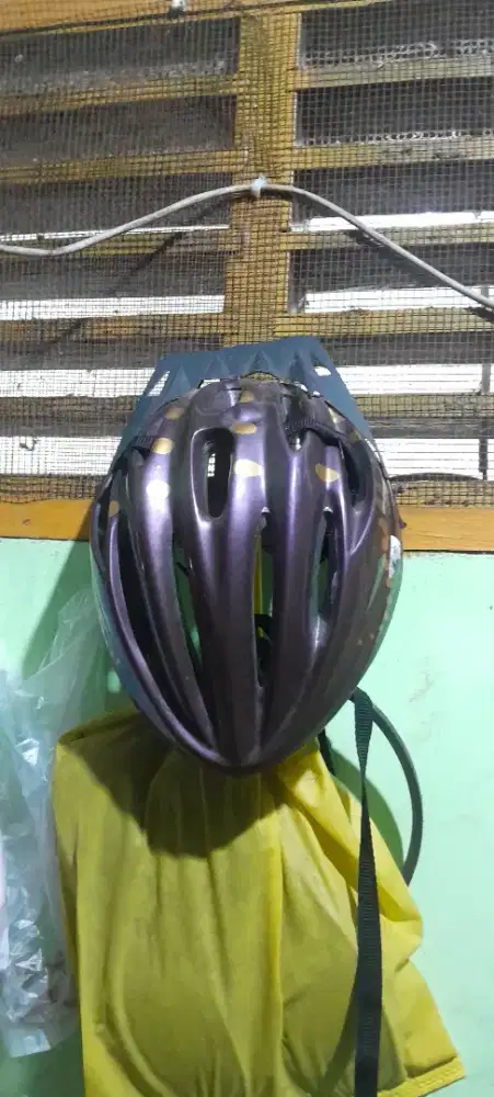 Jual helm sepeda warna emas gak bisa jauh-jauh