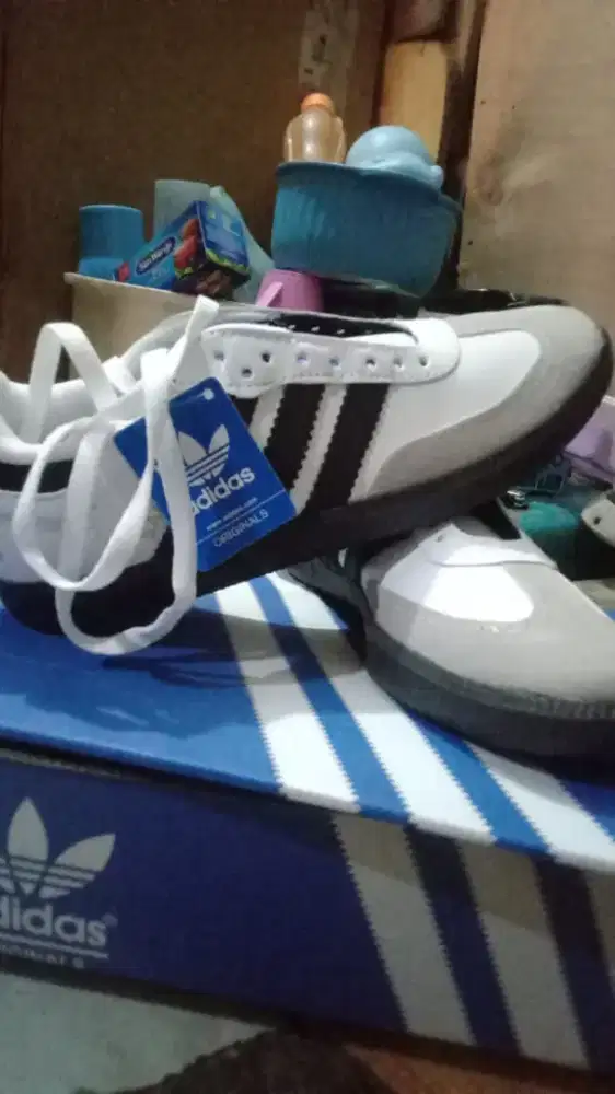 sepatu masi baru