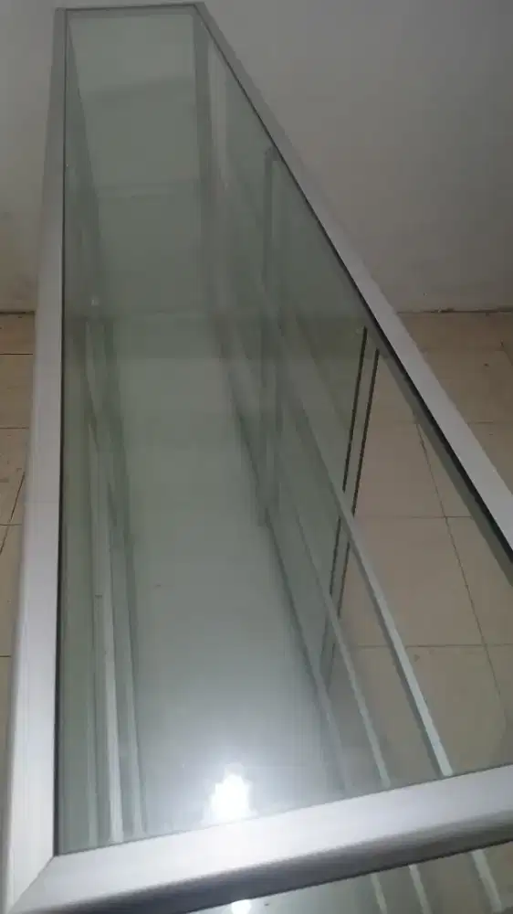 Etalase kaca 1,8 meter 4 tingkat kondisi 95 persen