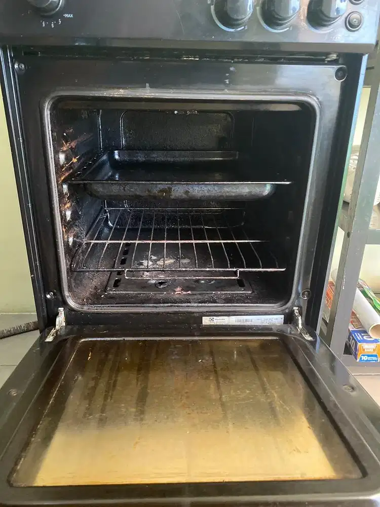 Oven bekas dijual karna regulator bocor.