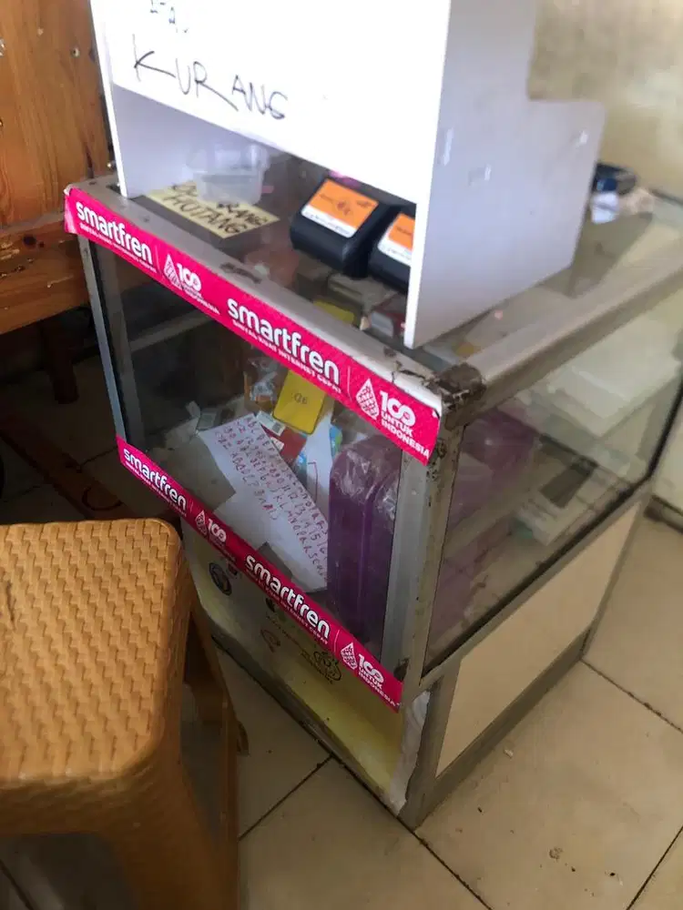 Etalase kecil bekas konter