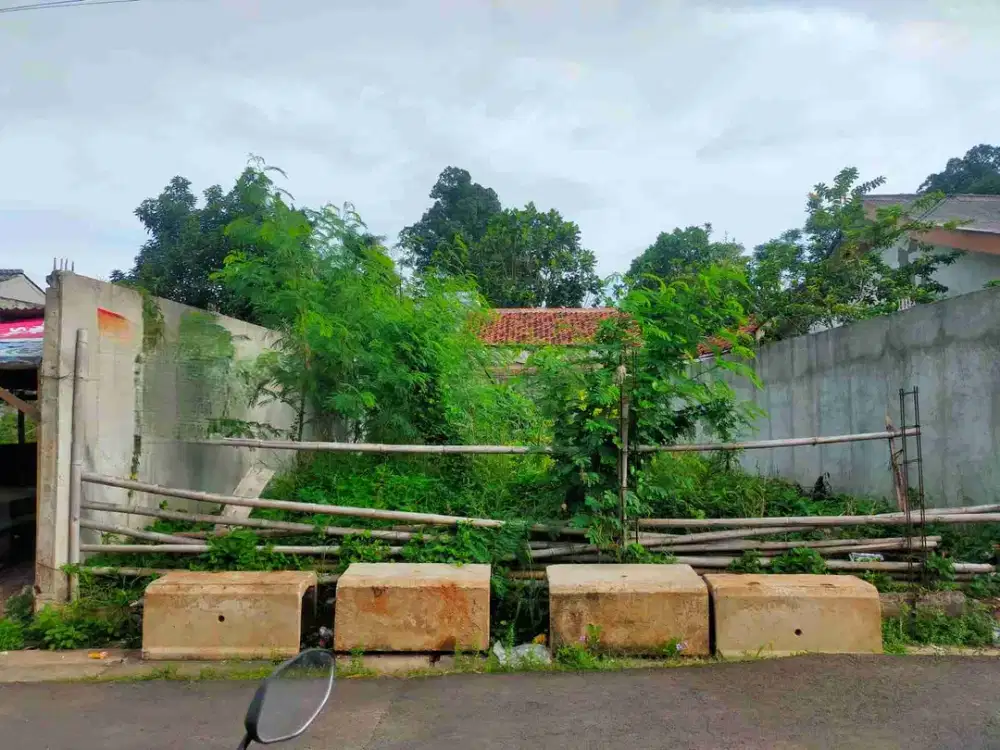 Kavling di pinggir jalan.