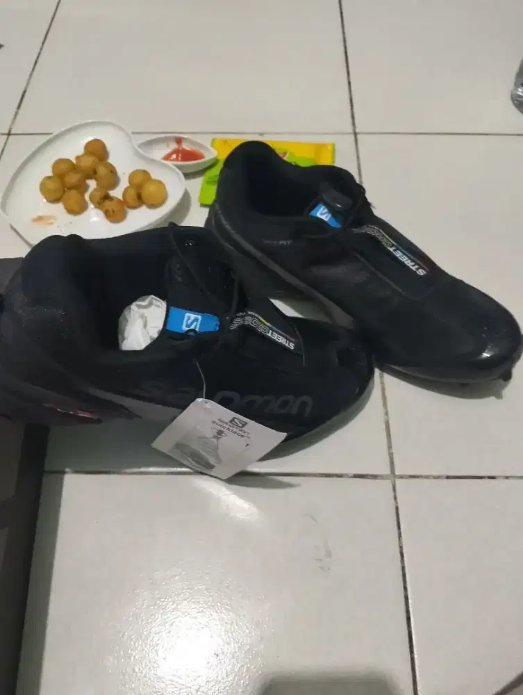 Salomon size 43