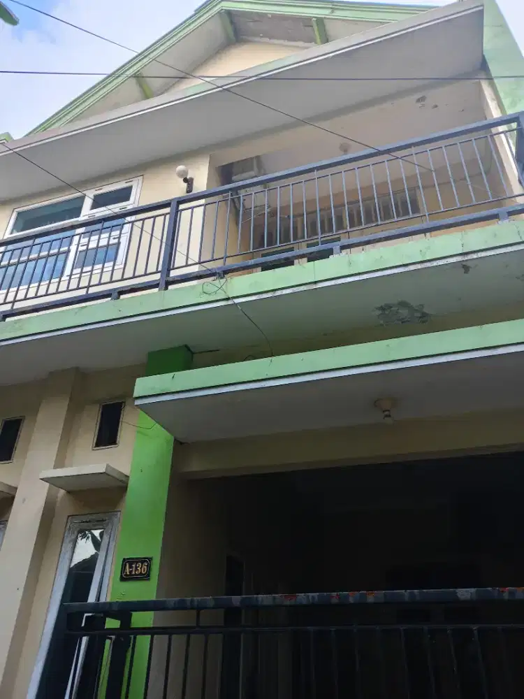 Sewa rumah 2 lantai di lokasi strategis