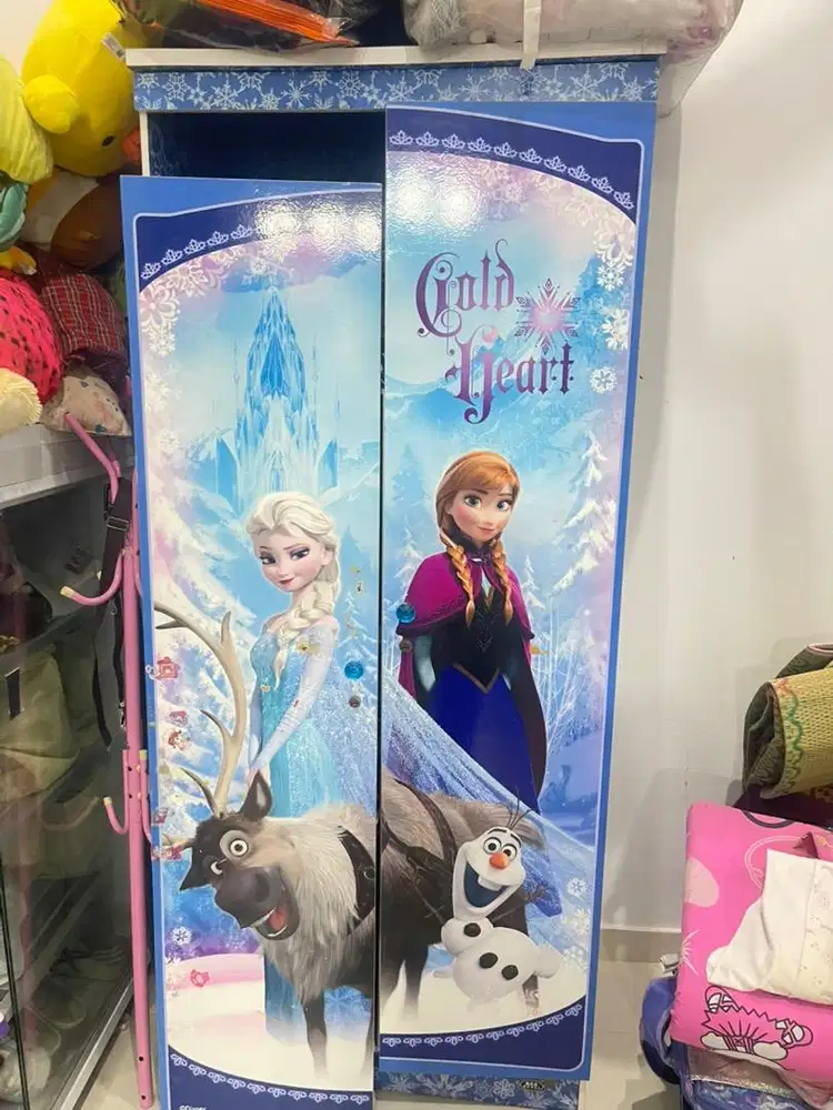 Lemari anak frozen