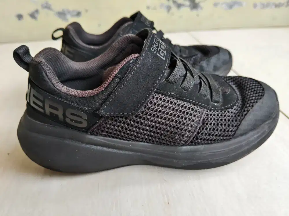 Sepatu skechers anak