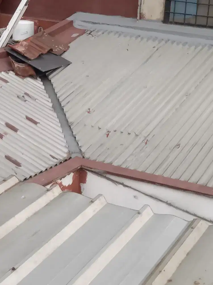 TukanG renovasi atap rmh bocor