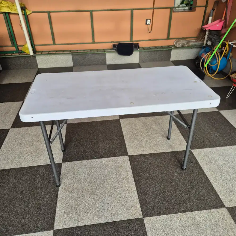 Meja Lipat Krisbow Ukuran 61 x 123 Cm. Masih Bagus