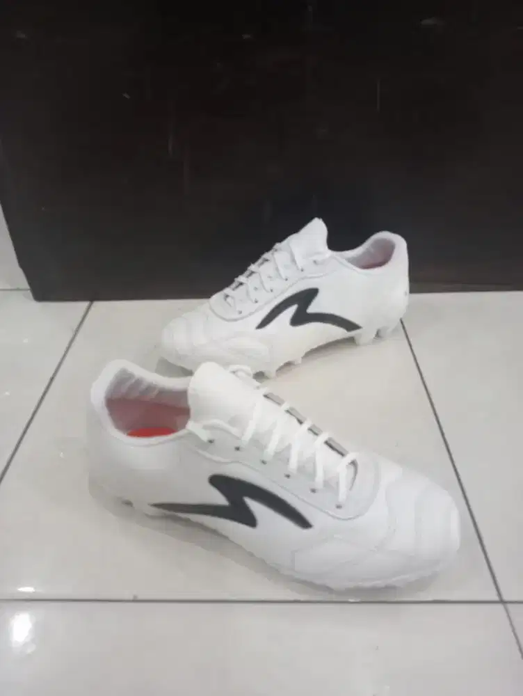 Sepatu bola kulit asli murah