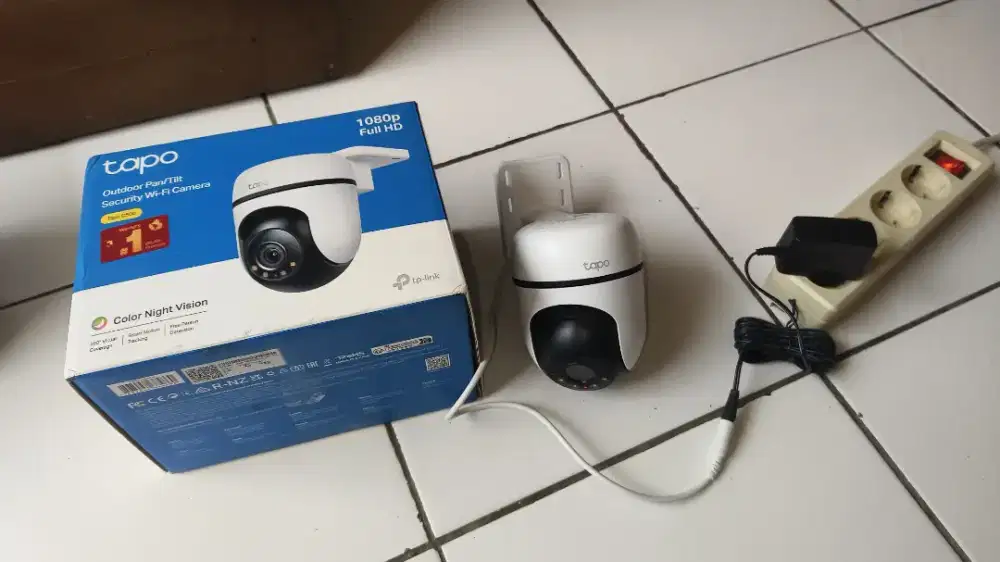 TP link Tapo C500 1080P kamera CCTV indoor outdoor. 
Kamera berputar