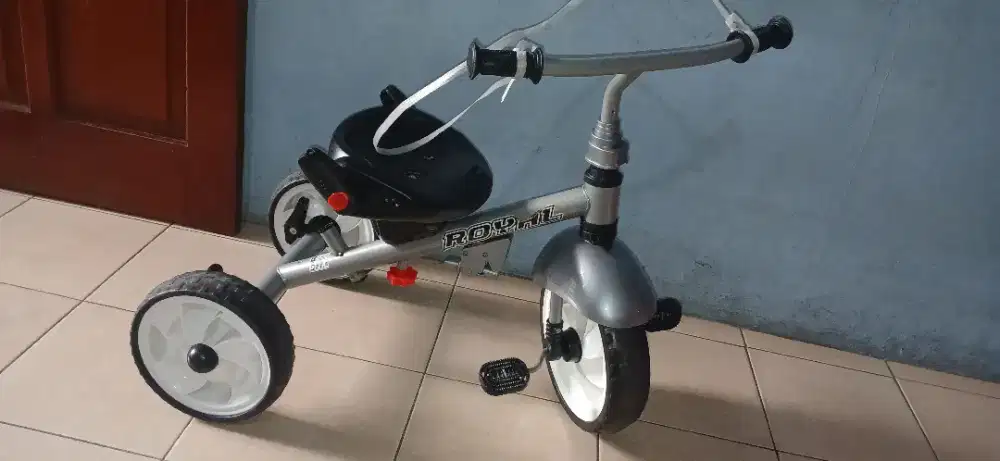 sepeda anak dan kursi dorong bayi