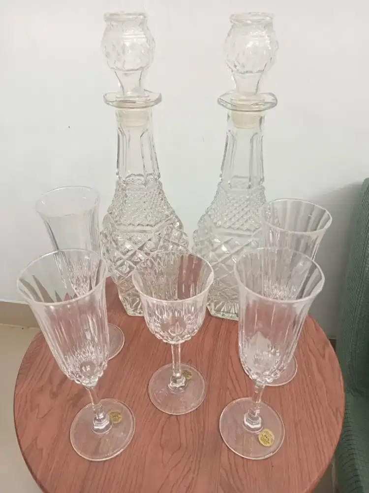 Set kristal untuk sajian minum