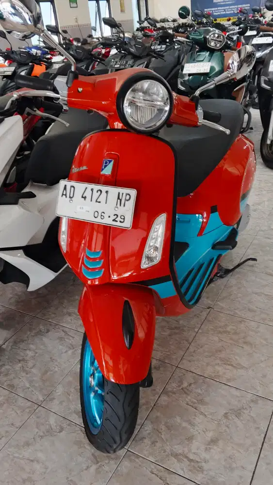 Vespa Primavera 2023 vibe colour