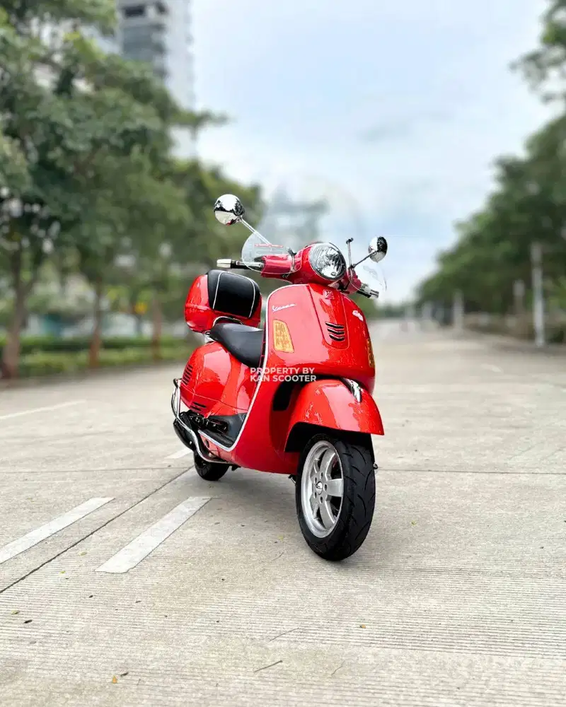 JUAL MURAH VESPA GTS 150 3V 2014 MULUS