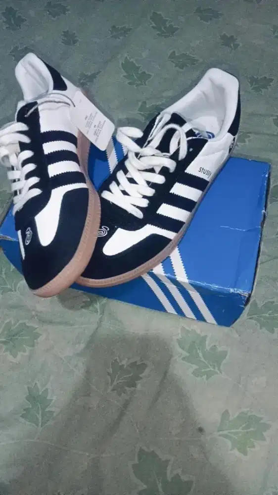 SEPATU ADIDAS hitam putih