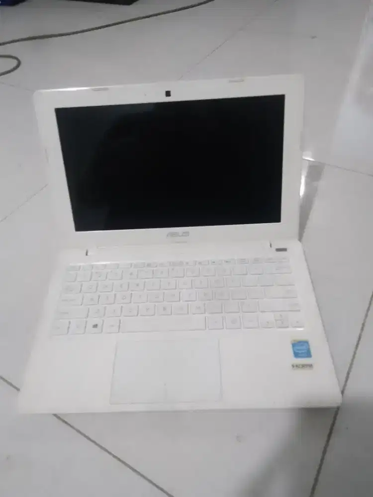 Asus x200 putih