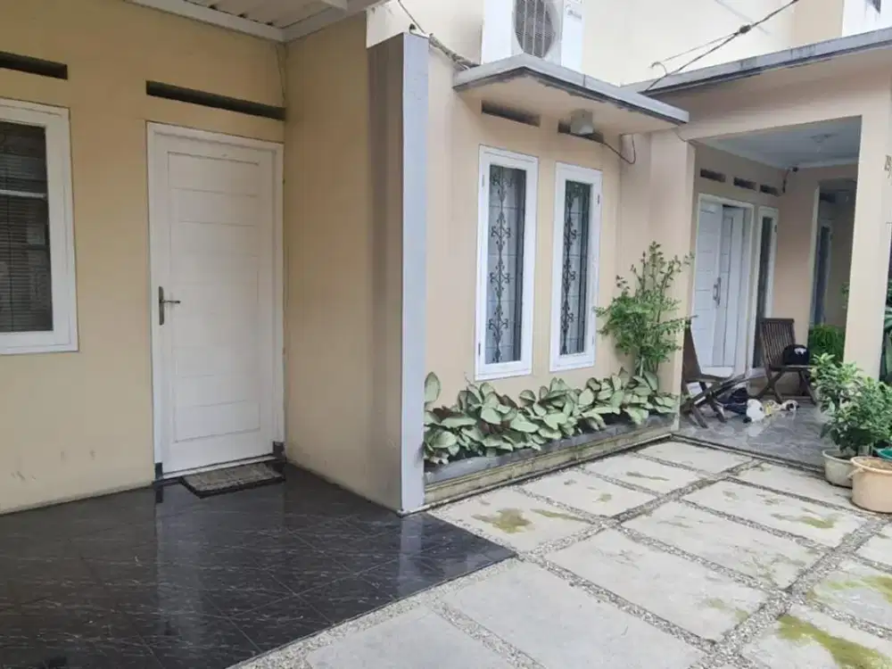 Rumah Second Siap Huni 5 Kamar Tidur 4 Kamar Mandi di Tengah Kota Dengan Harga Terjangkau!