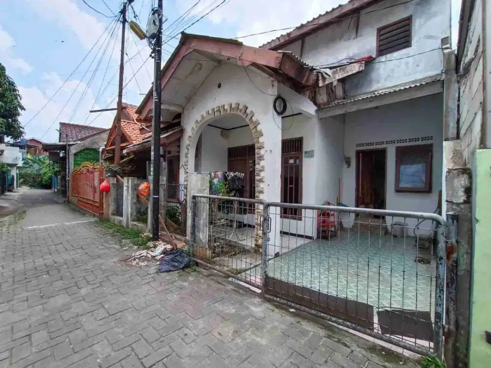 Di jual butuh rumah 2 lantai ukuran yg luas lokasi Ciledug Tangerang kota