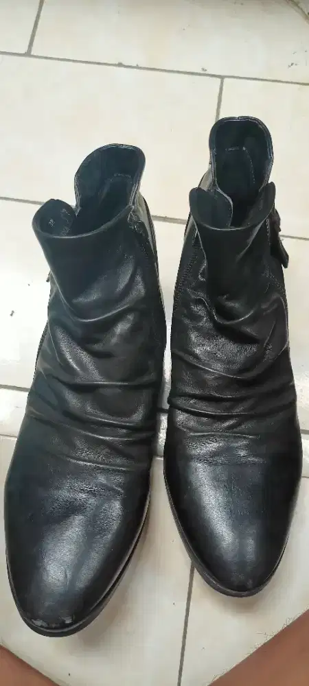 Sepatu staccato wanita