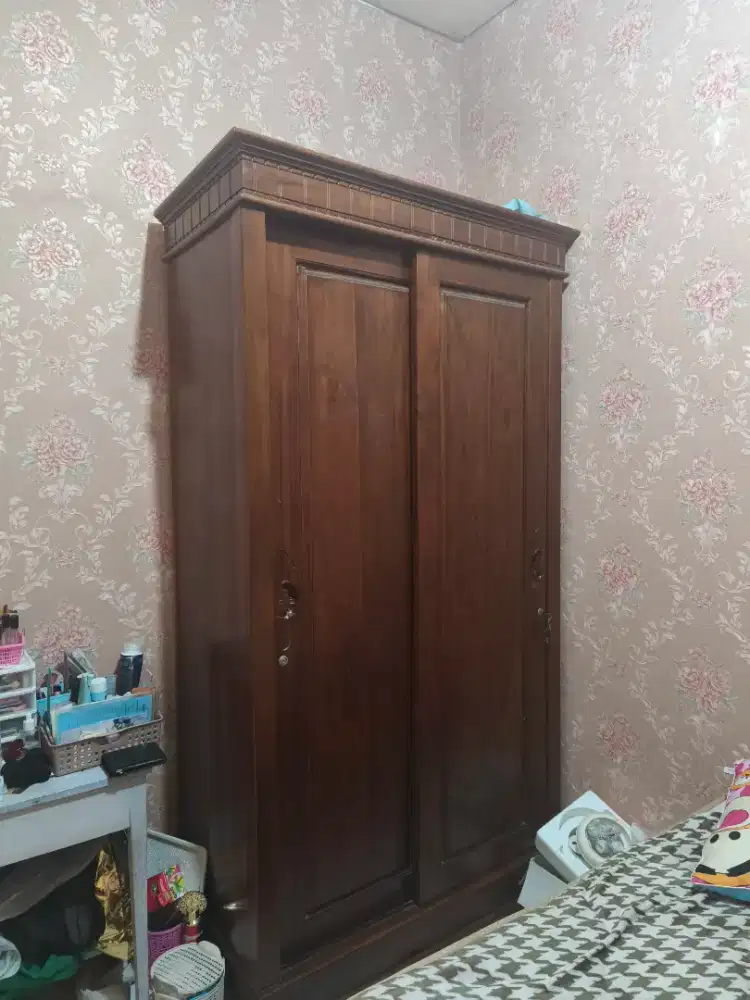 Lemari+dipan jarang di pakai