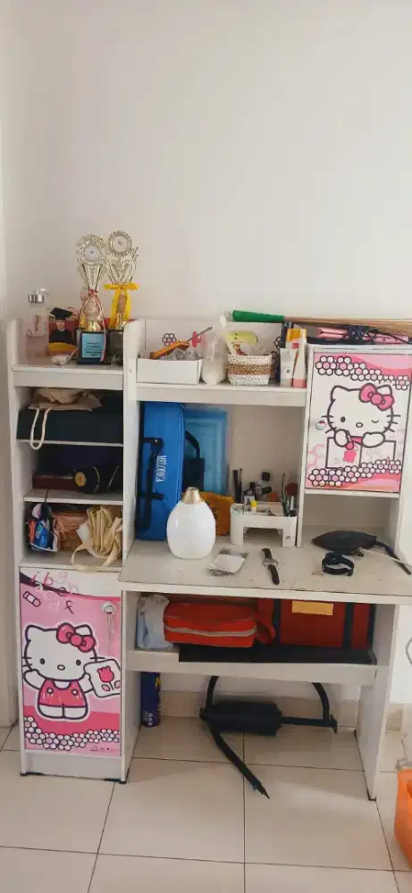Meja belajar anak perempuan