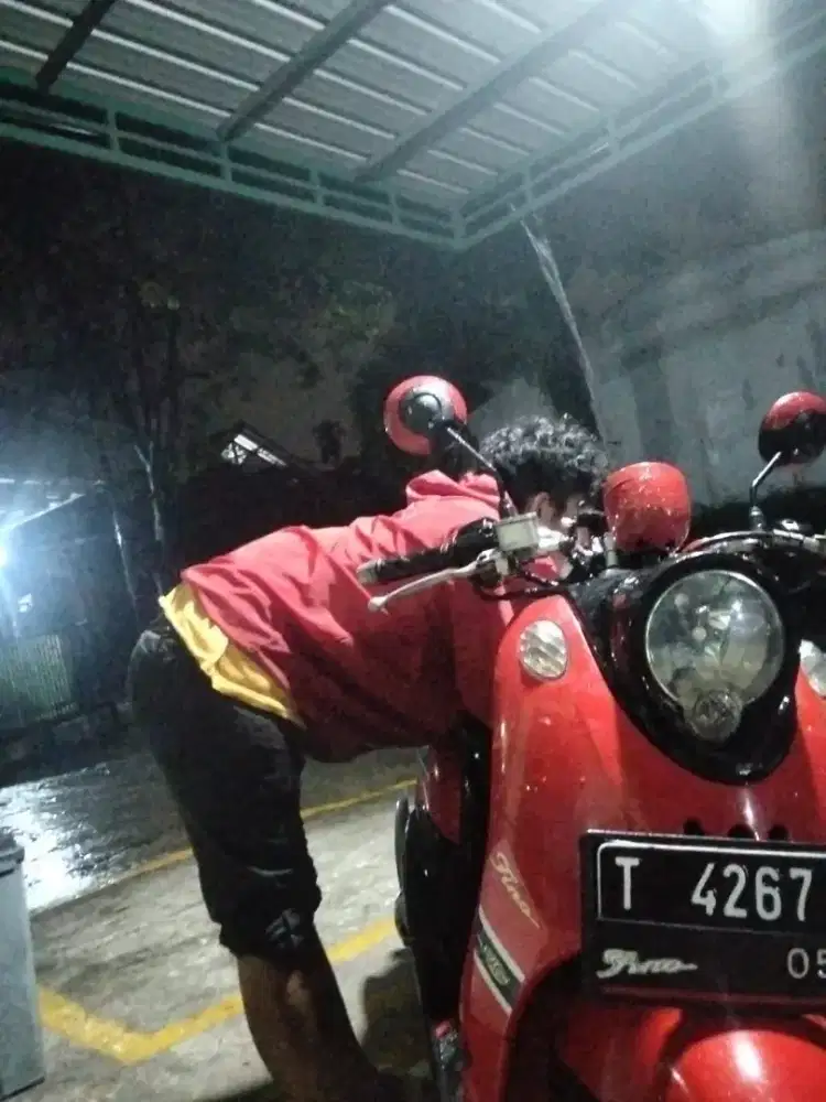 Motor fino 125 warna merah